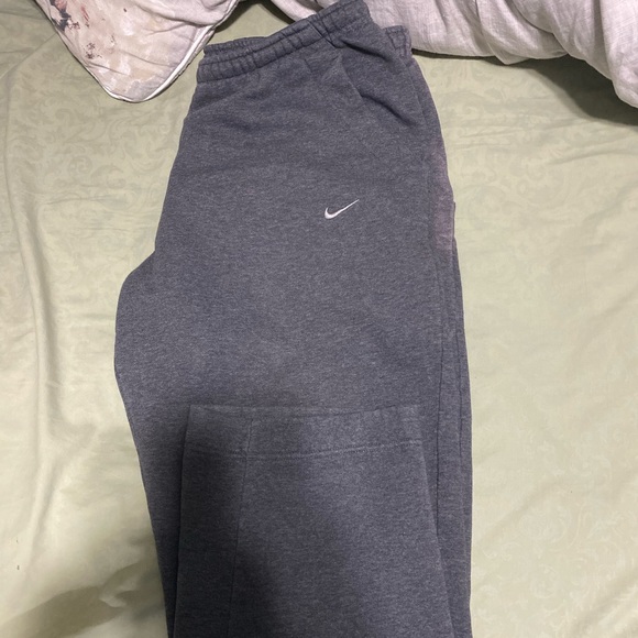 Nike Sweatpants - Picture 2 of 5